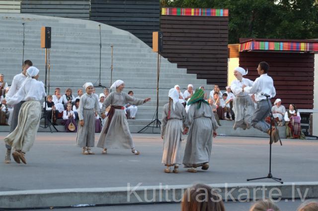 Folkloras kopa "Tarkšķi"